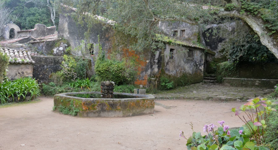 Klaustrum - Yard in Convento dos Capuchos Sintra Monastery