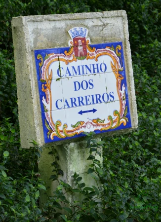 Serra de Sintra mountain trail - signpost in Azulejos
