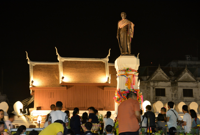 nightlife in Nakhon Ratchasima in Thailand: Thao Suranaree monument by night