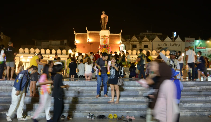 Nightlife in Khorat - young and old Thai meet at the Thao Suranaree monument