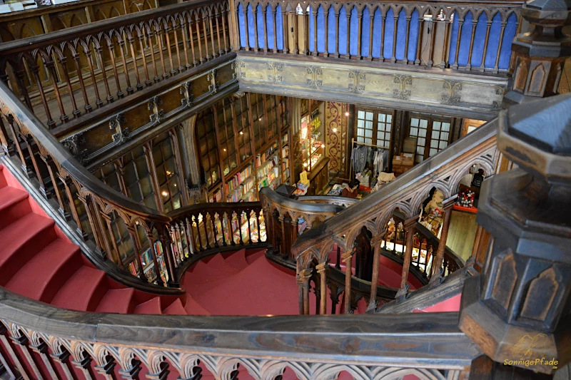 Portugal: Art noveau stairs in bookshop Livraria Lello in Porto
