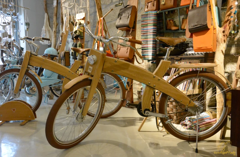 Porto Mercado 48 shop: Wooden bicycle
