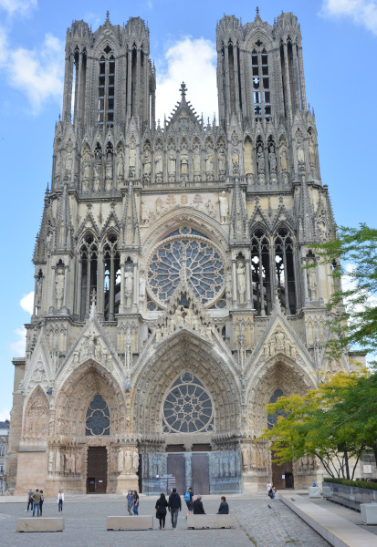 sights in France: Cathedral Notre Dame in Reims - Attraktion on a houseboat cruise