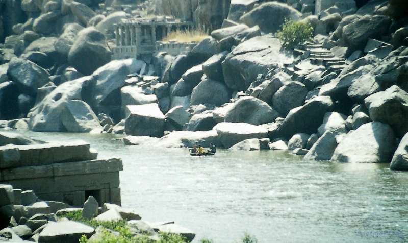 Hampi – ruin landscape between rocks