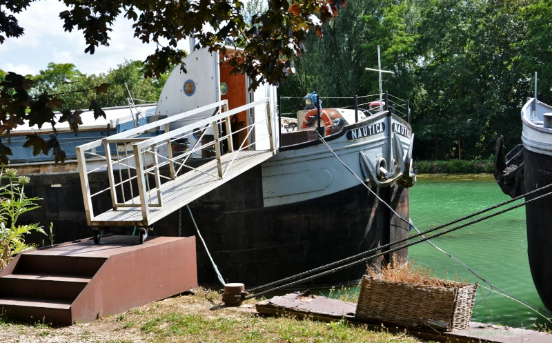 River Boat dwelling at the Canal de l’Aisne al la Marne