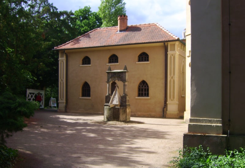Courtyard with well at the Gothic House