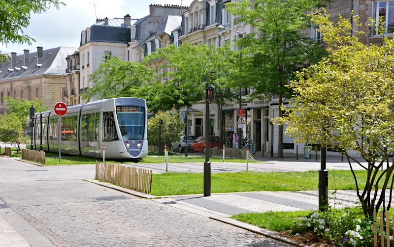 Reims tramway: Modern Streetcar in Champagner glas design