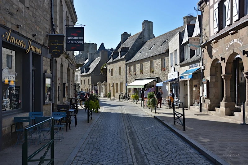 France, Brittany: Alley in Roscoff