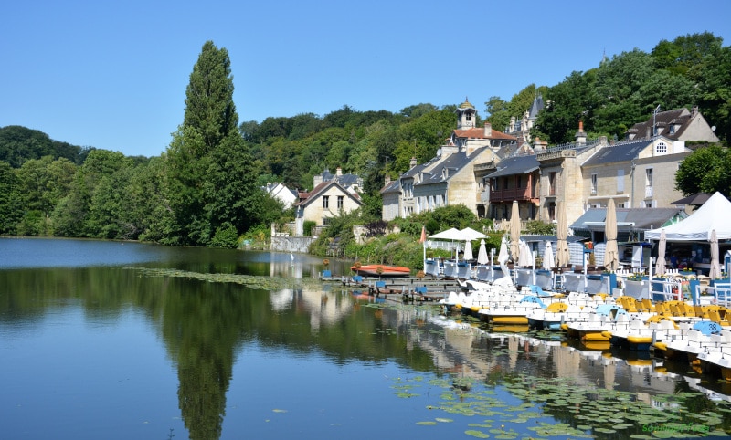 Pierrefonds in the french forest of Compiegne: Boat rental at the lake