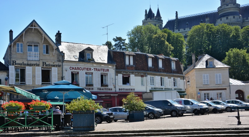 Pierrefonds Market square with Boulangerie and Traiteur (bakery and butcher)