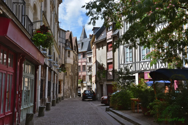 France, Rouen: Old city alley