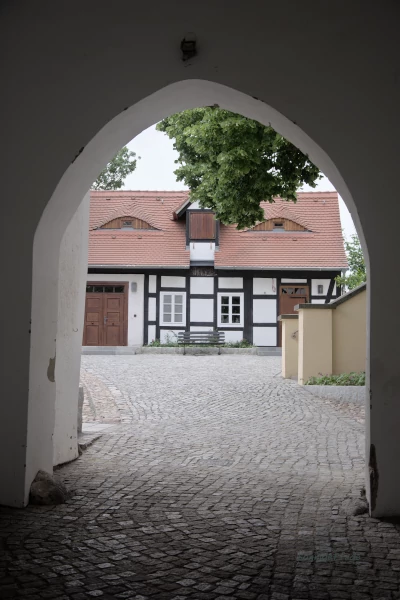 View through the Donjon's gate into the castle yard